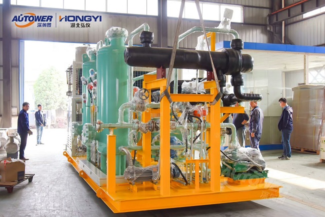     LNG氣化調(diào)壓撬的調(diào)試和注意事項,關(guān)于LNG氣化調(diào)壓撬站的安全管理工作。  LNG氣化調(diào)壓撬的調(diào)試和注意事項  ①制定合理的操作規(guī)章制度      應(yīng)制定合理的LNG裝卸車操作規(guī)程、LNG儲罐倒罐操作規(guī)程、LNG氣化器操作規(guī)程、BOG復(fù)熱器操作規(guī)程、儲罐自增壓操作規(guī)程、EAG復(fù)熱器操作規(guī)程、卸車增壓器操作規(guī)程、橇裝式調(diào)壓器操作規(guī)程、BOG計量橇操作規(guī)程、LNG離心泵操作規(guī)程、天然氣加臭機操作規(guī)程、中心調(diào)度控制程序切換操作規(guī)程、消防水泵操作規(guī)程、LNG氣化站管道設(shè)備維護保養(yǎng)技術(shù)和操作手冊等。  ②建立臺賬，管理設(shè)備技術(shù)資料      應(yīng)建立維護記錄、巡查巡檢記錄、進出人員管理記錄、各類操作記錄、應(yīng)急演練記錄、安全活動記錄，管理好設(shè)備有關(guān)技術(shù)資料和各類原始資料等。  ③制定天然氣管道、廠站事故應(yīng)急預(yù)案      應(yīng)依據(jù)有關(guān)法律、法規(guī)及相關(guān)規(guī)定，并結(jié)合企業(yè)制度及實際情況，制定天然氣管道、廠站事故應(yīng)急預(yù)案。預(yù)案應(yīng)包含事故不利因素的分析、事故危害、事故分級、事故處理響應(yīng)等級、處理的程序及后期處理。應(yīng)經(jīng)常開展不同等級的事故演練和對搶修裝備進行檢查，大型的事故演練要聯(lián)合當(dāng)?shù)毓蚕?、安全管理部門一同進行。  LNG氣化調(diào)壓撬的調(diào)試和注意事項  ④嚴(yán)格執(zhí)行上崗考試制度      各類操作人員獨立操作前必須經(jīng)過公司有關(guān)部門組織的考試，成績合格后方可獨立上崗。  ⑤加強對消防、防雷、防靜電設(shè)備檢查和管理      加強對LNG氣化站防雷、防靜電設(shè)備的定期檢查和維護保養(yǎng)，著重對消防水池、消防泵、消防水炮、儲罐噴淋管及干粉滅火器進行檢查?？扇?xì)怏w報警設(shè)備需定期維護，確保其完好